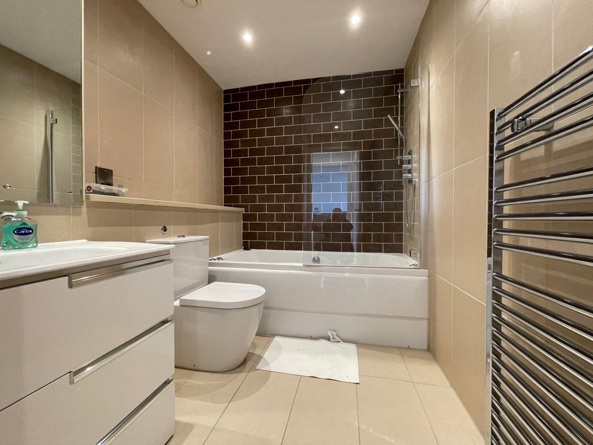 Flat Newsholme Drive in London
