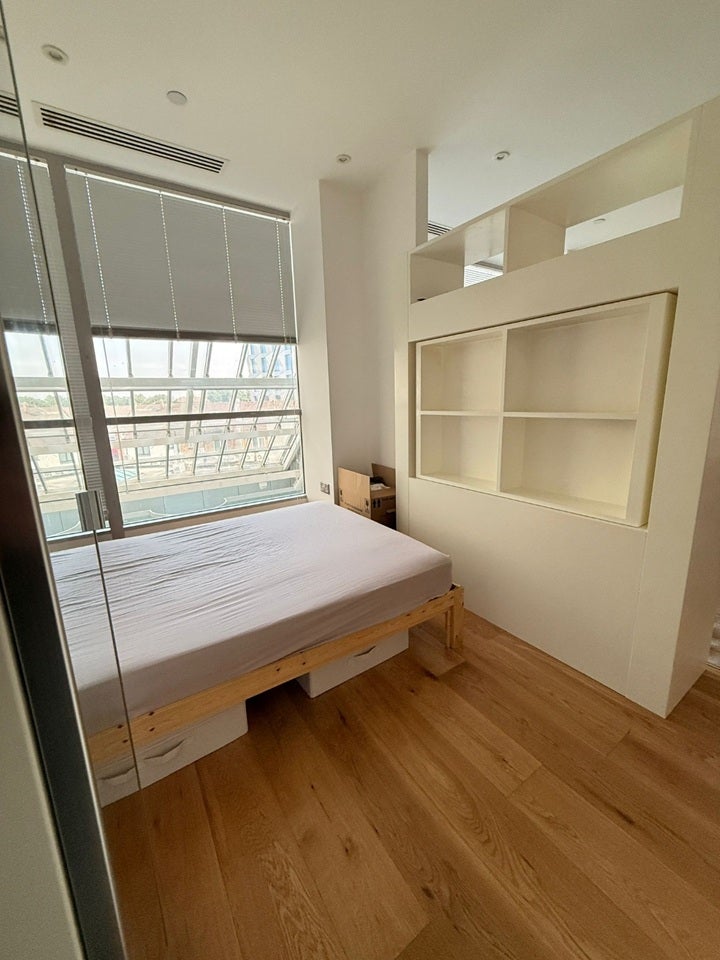 Flat Bath Road in Greater London