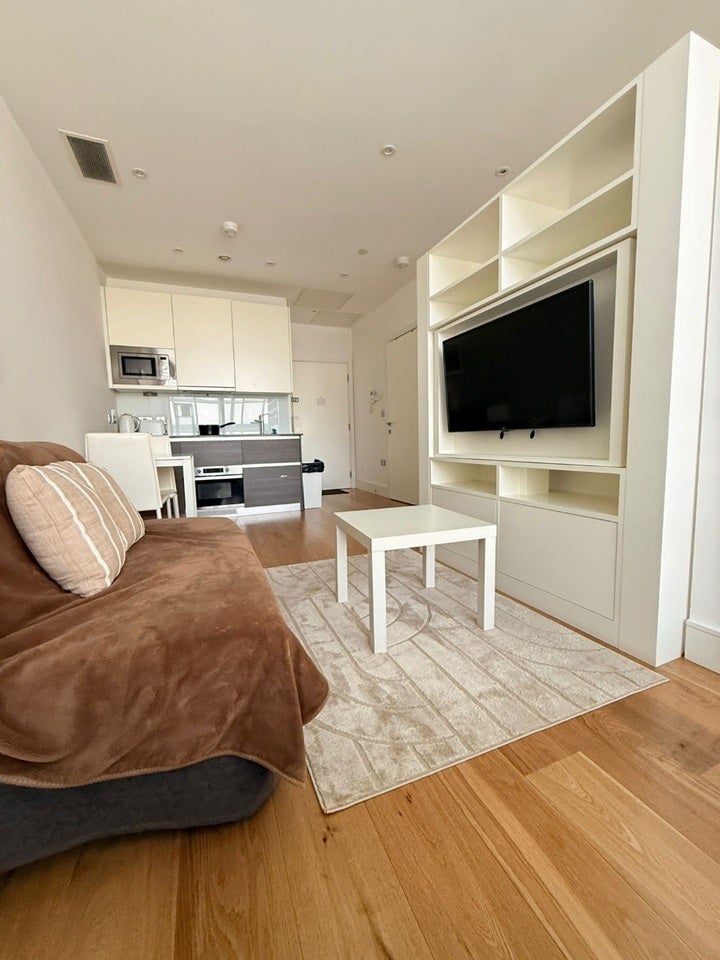 Flat Bath Road in Greater London