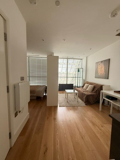 Flat Bath Road in Greater London