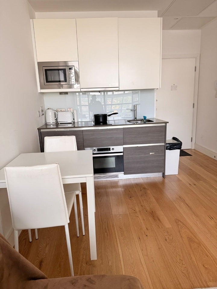 Flat Bath Road in Greater London