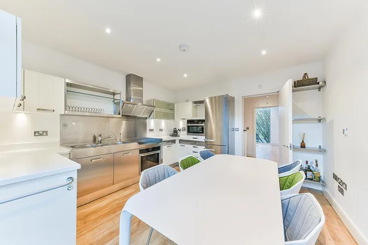 House Vaughan Way in Greater London