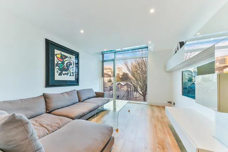 House Vaughan Way in Greater London