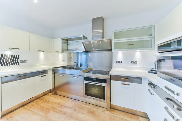 House Vaughan Way in Greater London
