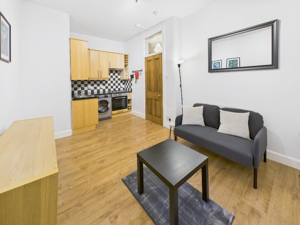 Flat Dalgety Avenue in City of Edinburgh
