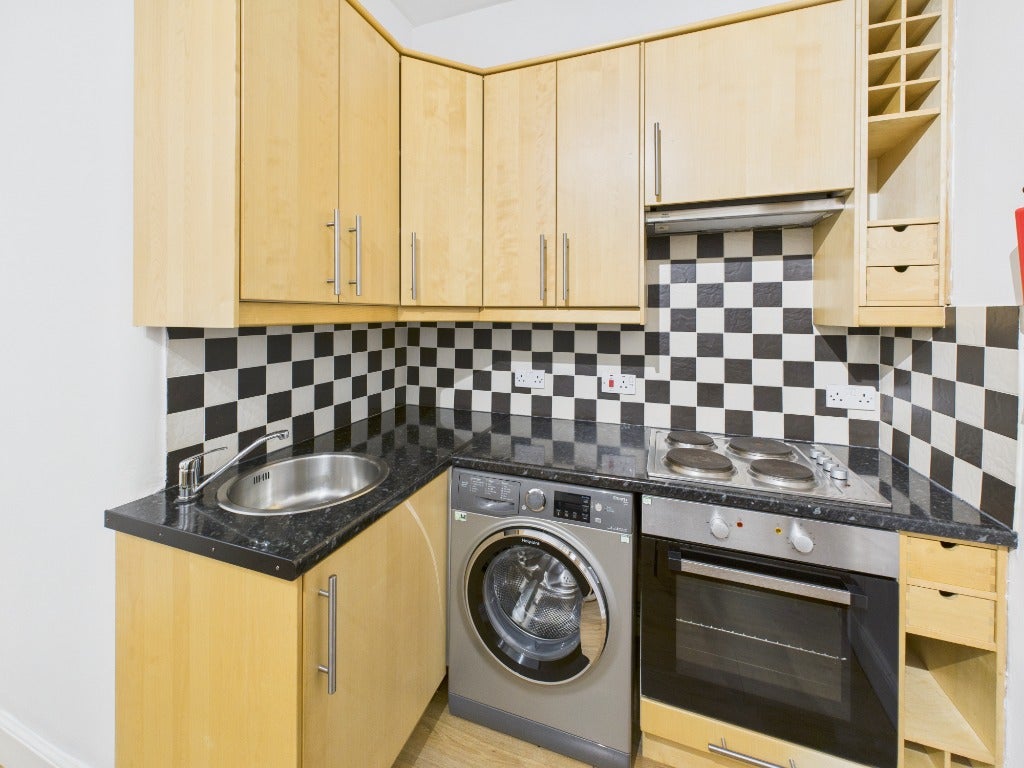 Flat Dalgety Avenue in City of Edinburgh