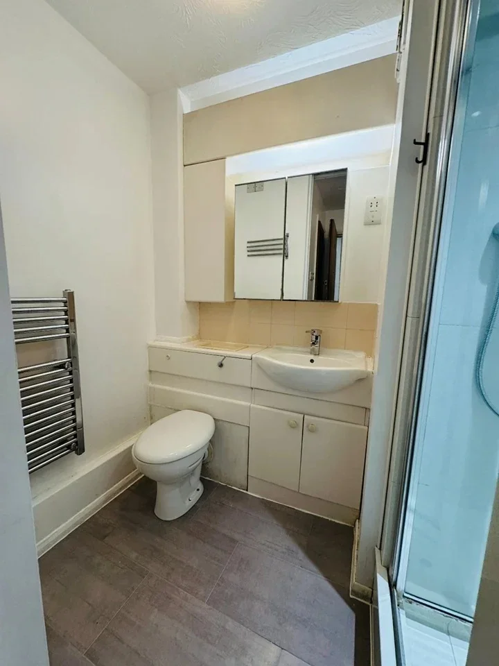 Flat Ash Walk in Greater London