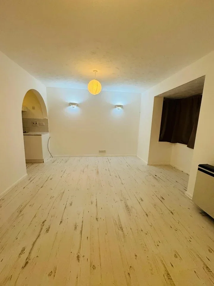 Flat Ash Walk in Greater London