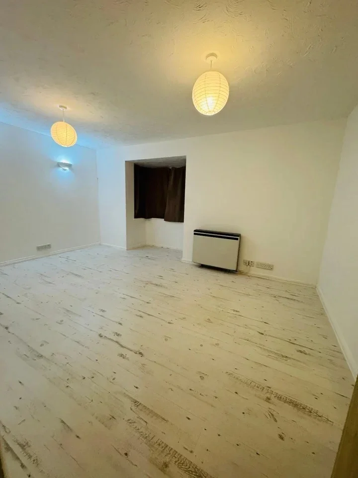 Flat Ash Walk in Greater London