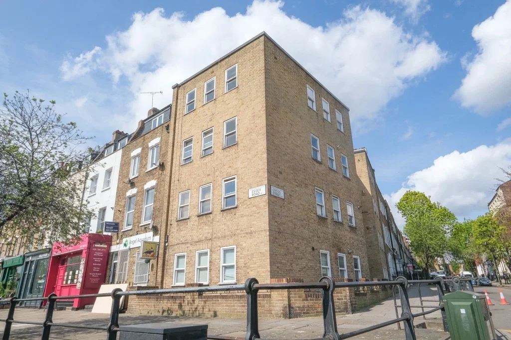 Flat Cross Street in Greater London