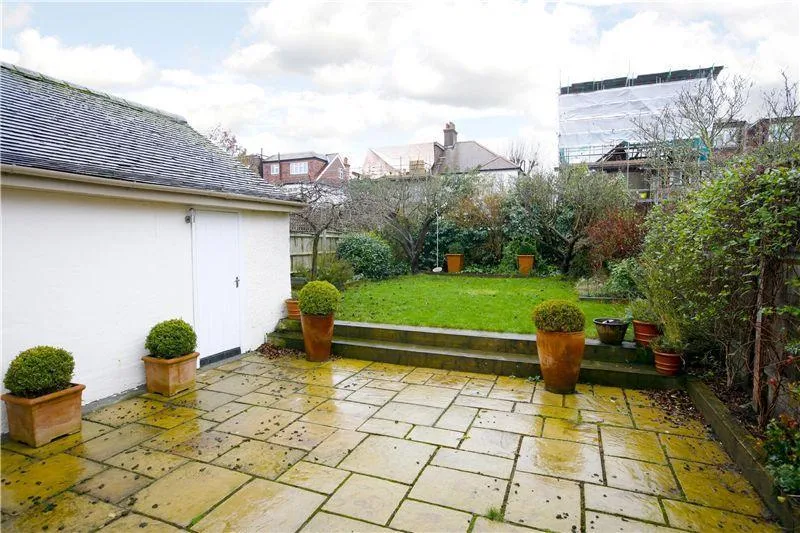 House Sunbury Avenue in Greater London