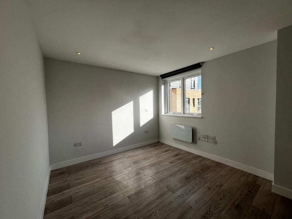 Flat Edward Road in Greater London