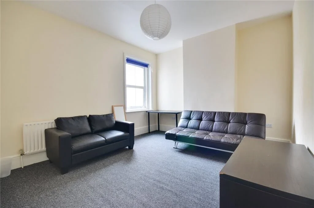 Room High Street in Greater London
