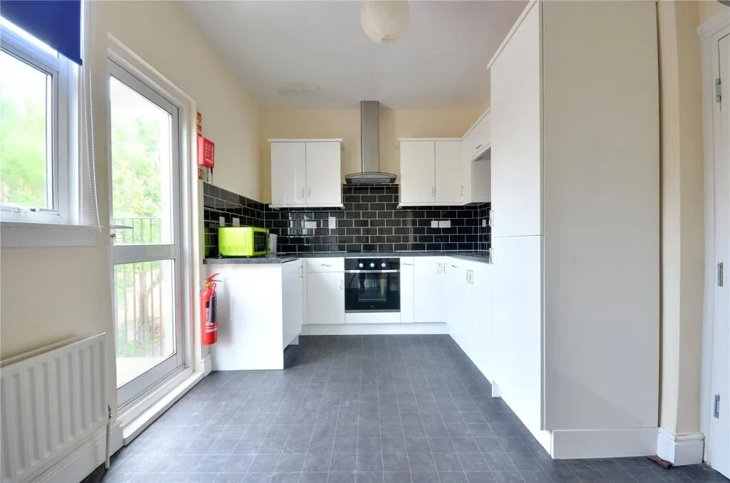 Room High Street in Greater London
