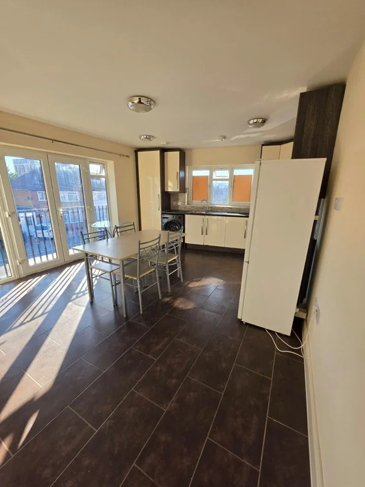 Flat Whippendell Road in Watford