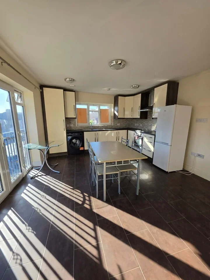 Flat Whippendell Road in Watford