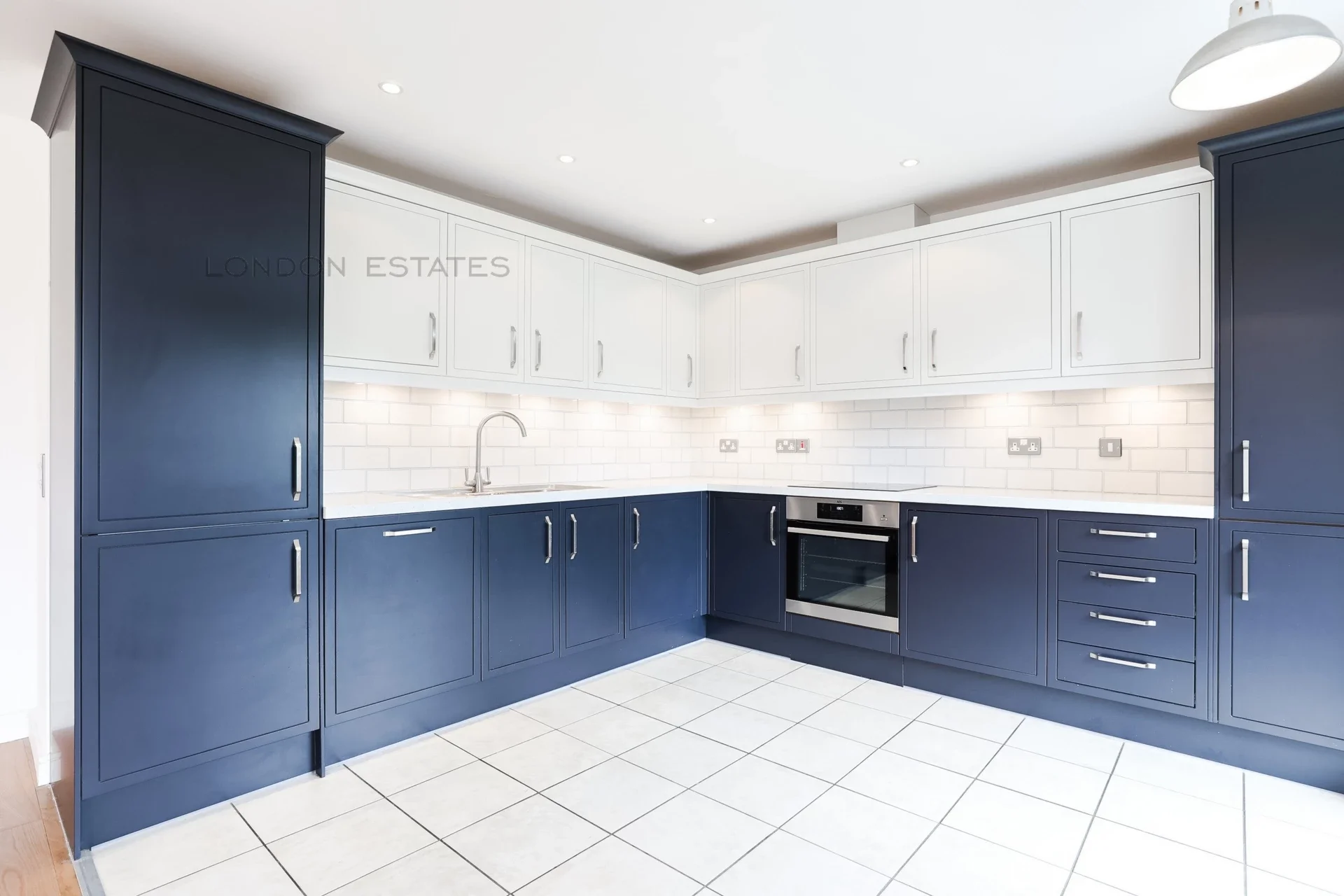 Flat Dalling Road in Greater London
