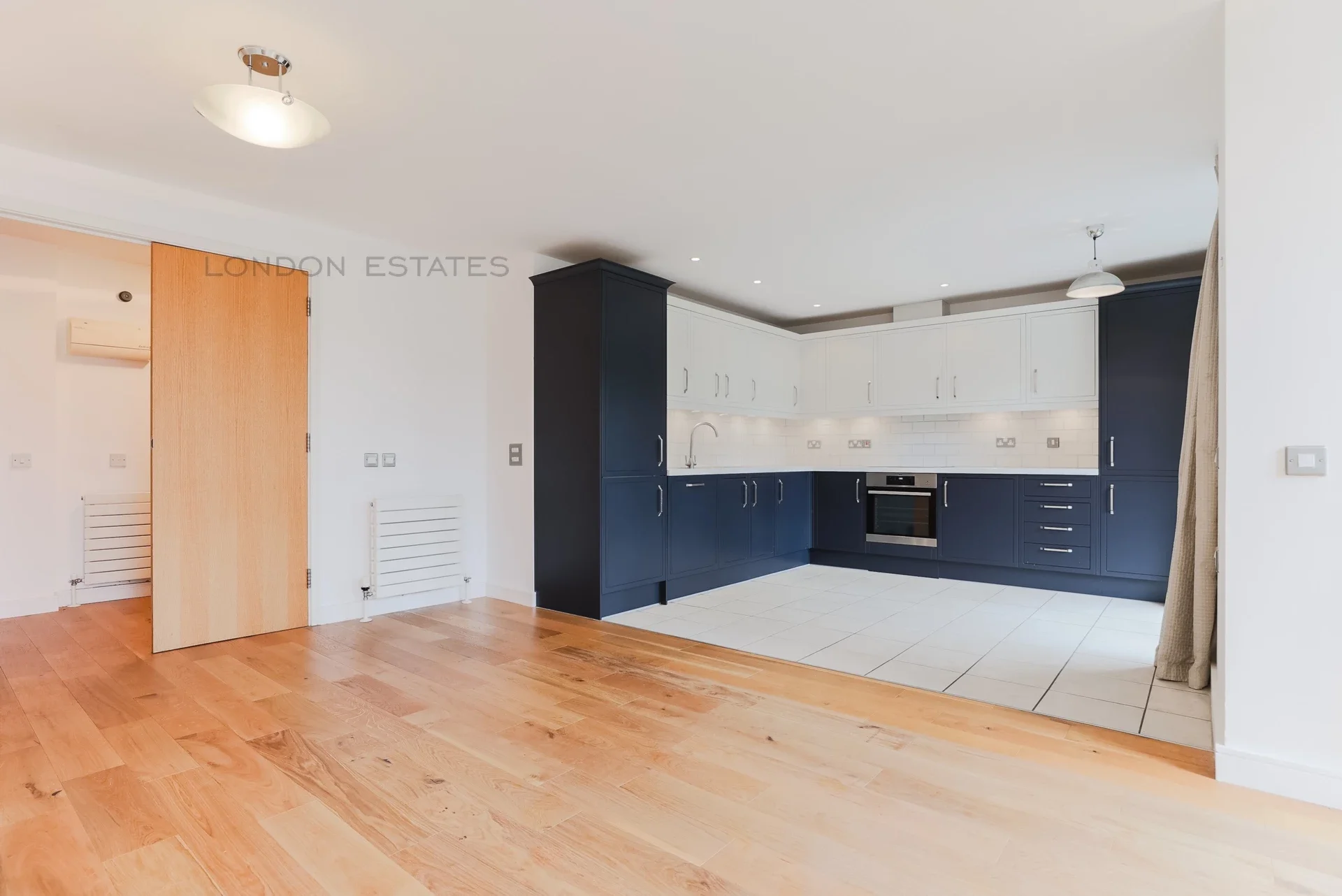 Flat Dalling Road in Greater London