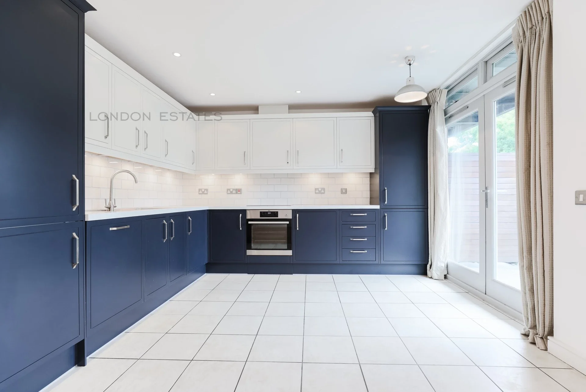 Flat Dalling Road in Greater London