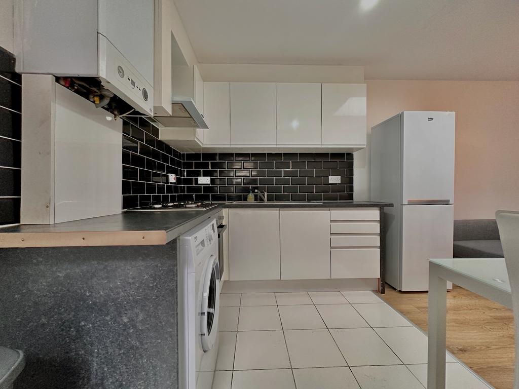 Flat Blandfield Road in London