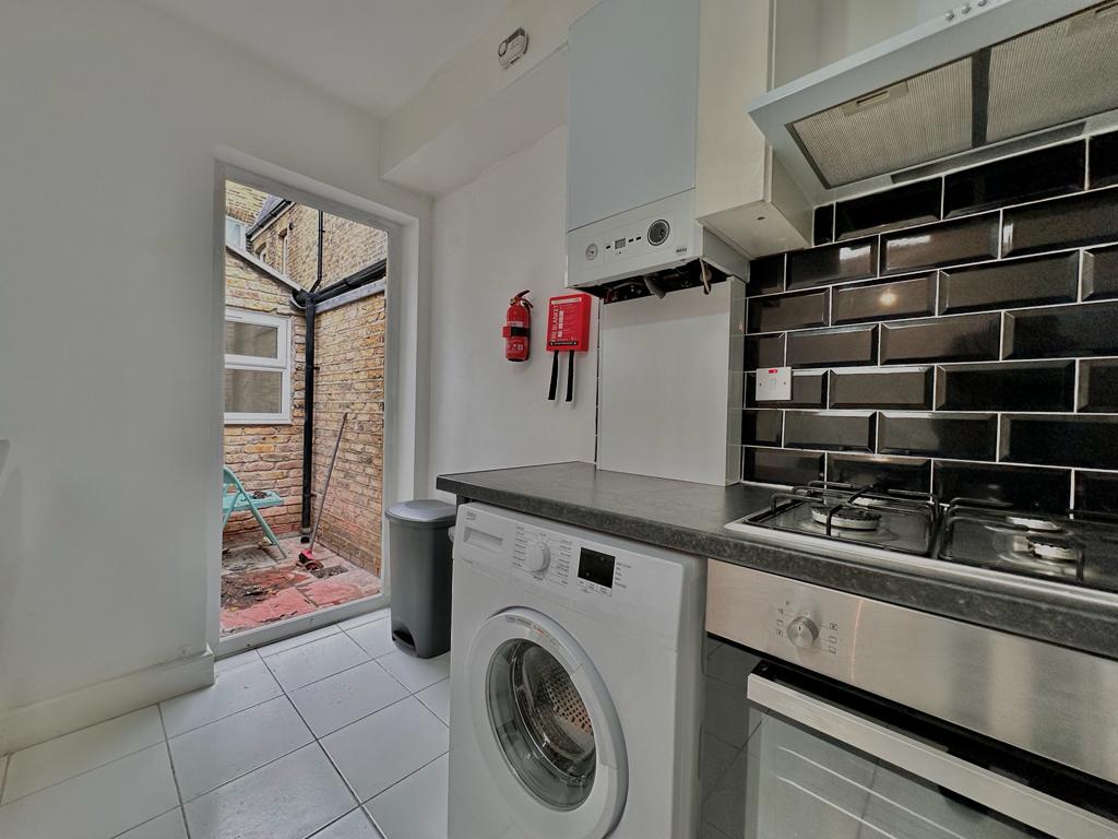 Flat Blandfield Road in London