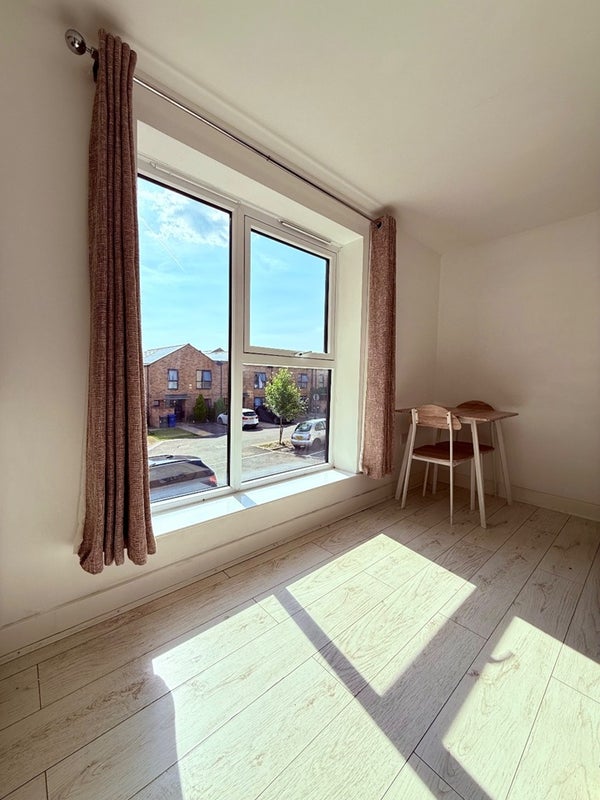 Flat Fenton Road in London