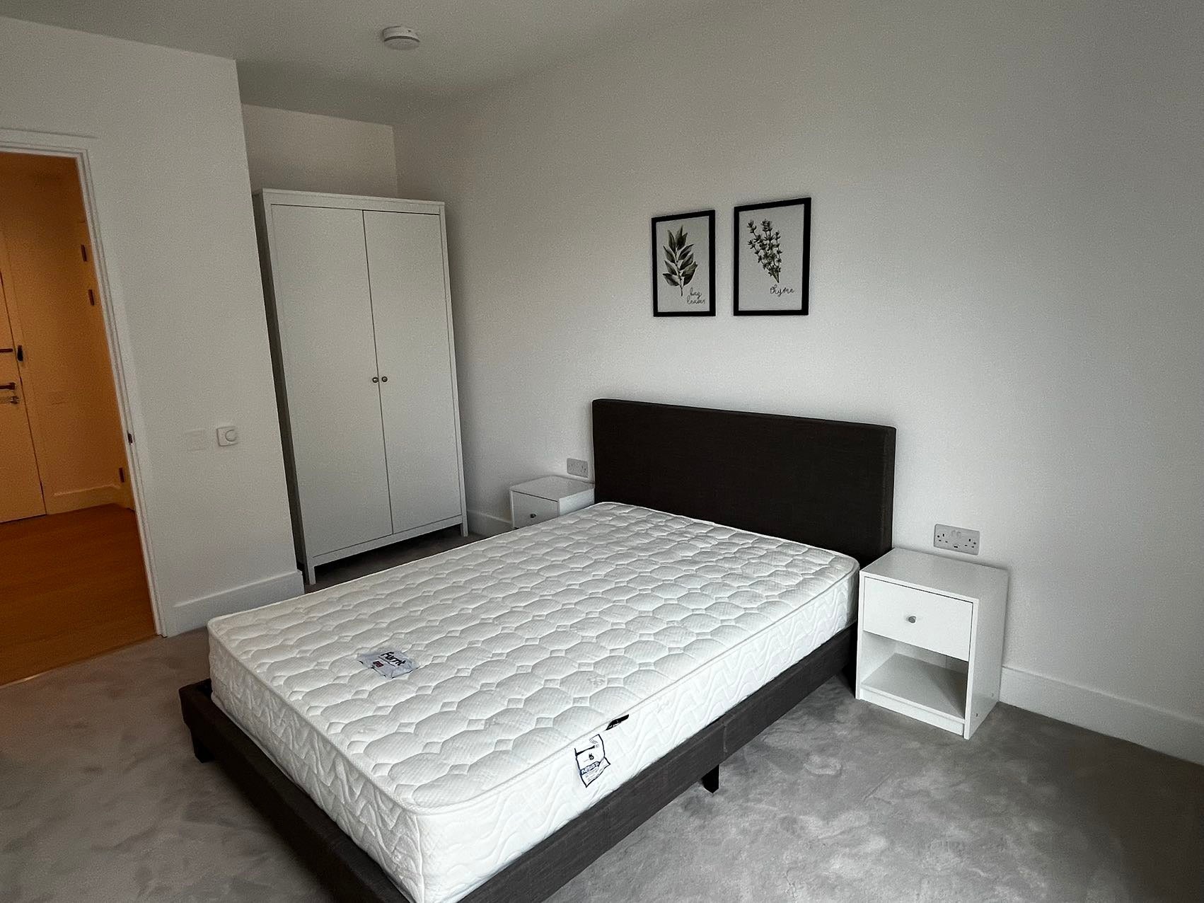 Flat Date Street in Greater London