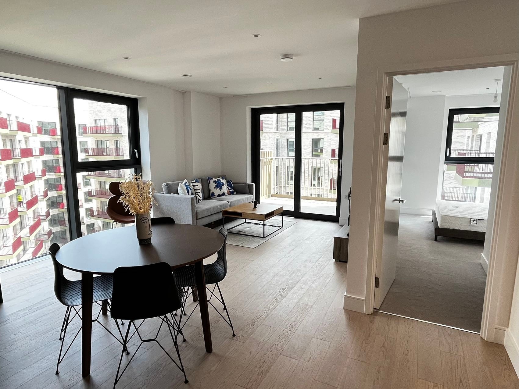 Flat Date Street in Greater London