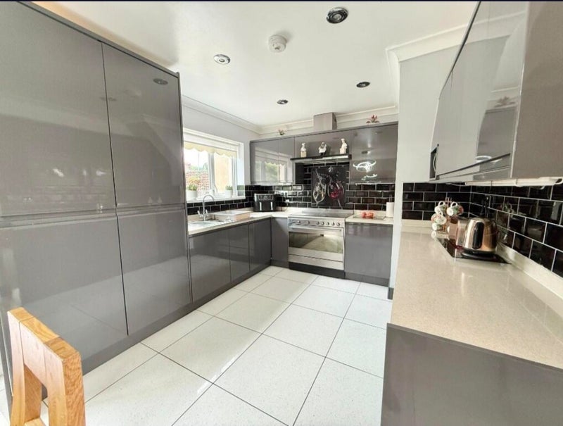 Room Mitchell Crescent in Merthyr Tydfil