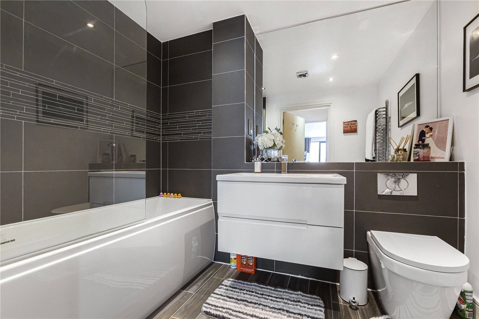 Flat Long Lane in Greater London