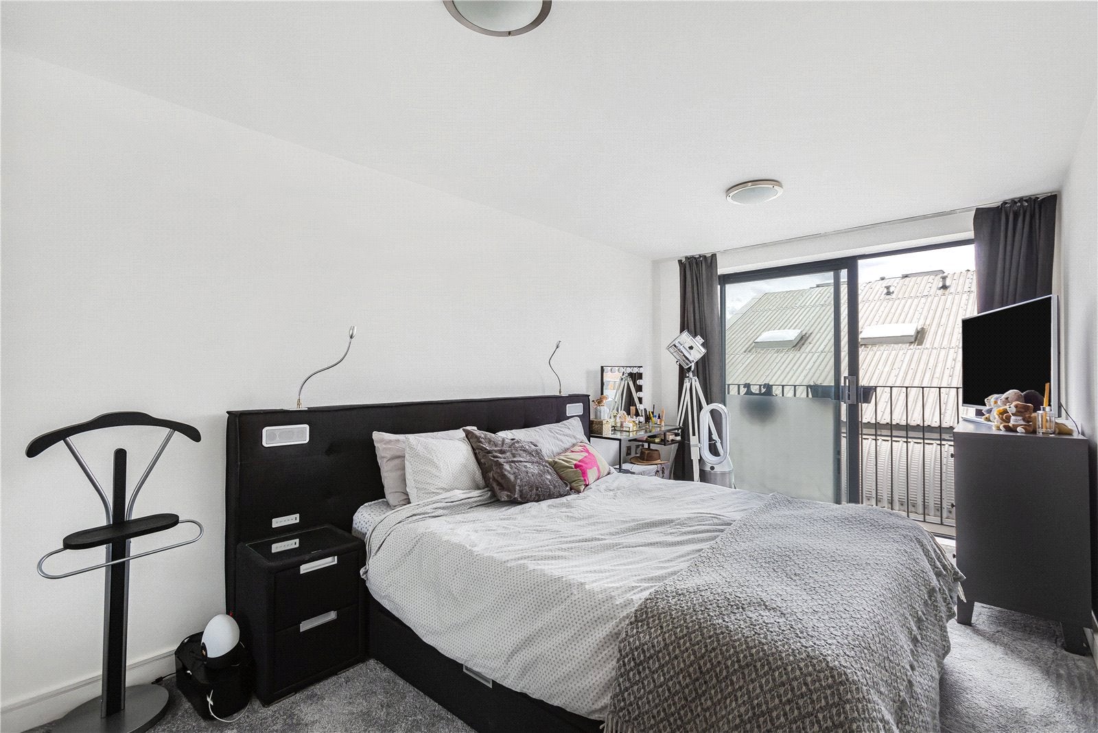 Flat Long Lane in Greater London