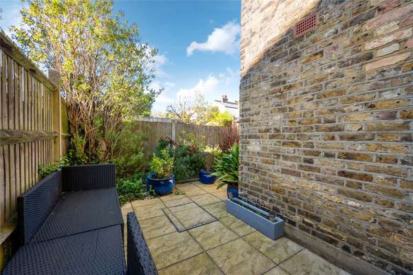 Flat Trefoil Road in Greater London