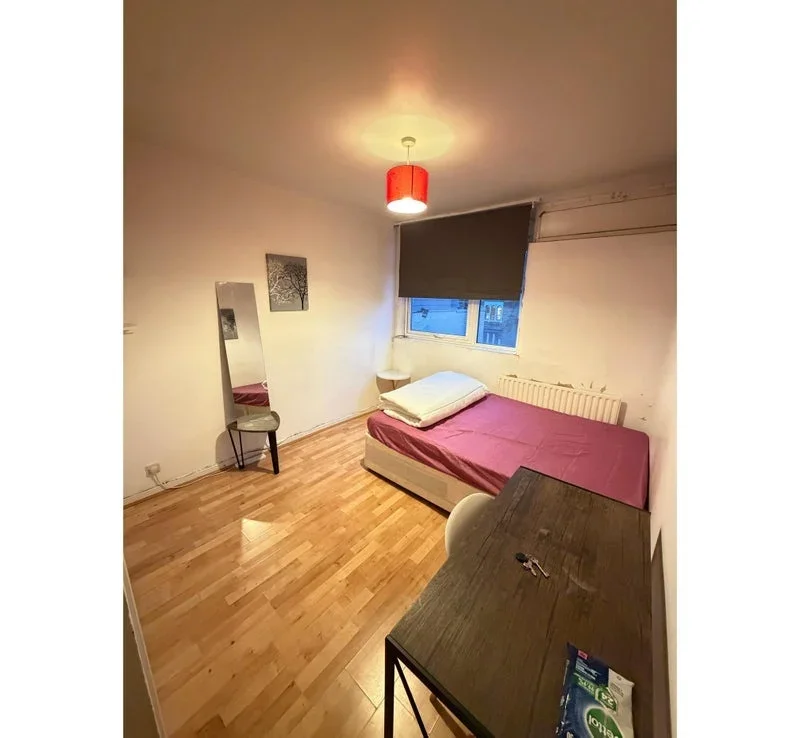 Room Crowder Street in Greater London