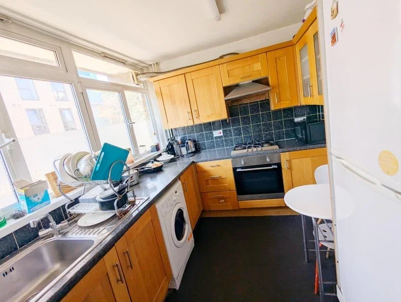 Room Crowder Street in Greater London
