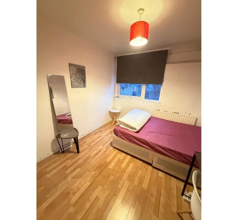 Room Crowder Street in Greater London