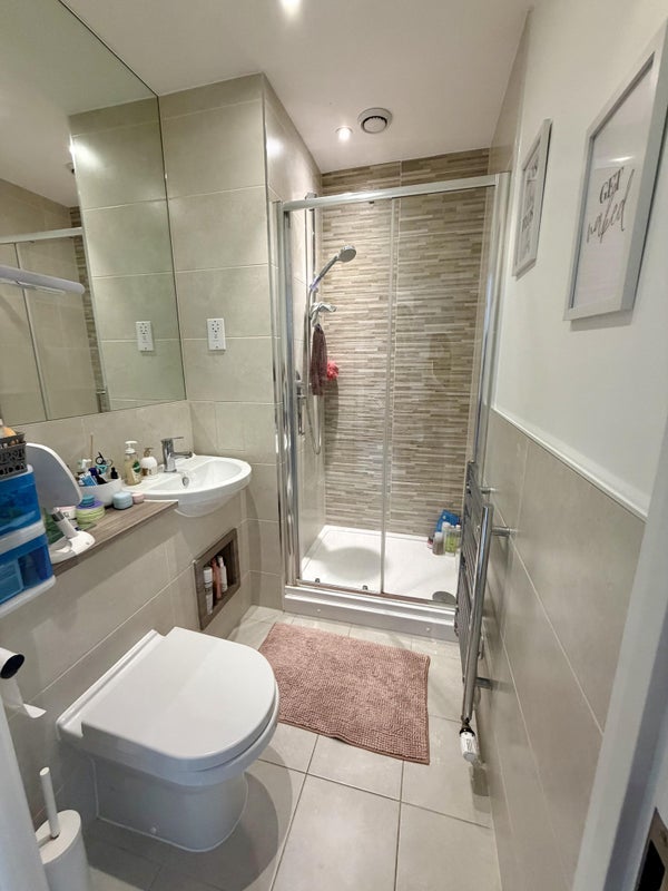 Room Bollo Lane in Greater London