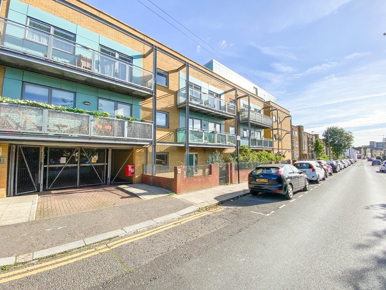 Flat Cornwall Road in Greater London
