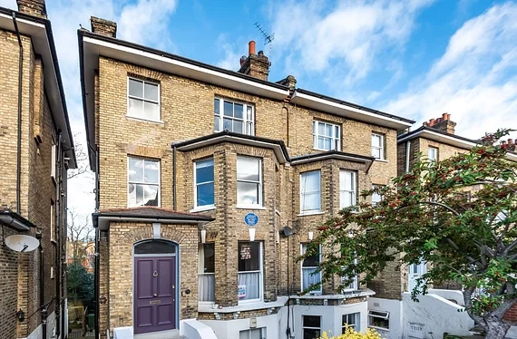 Flat Bennett Park in Greater London