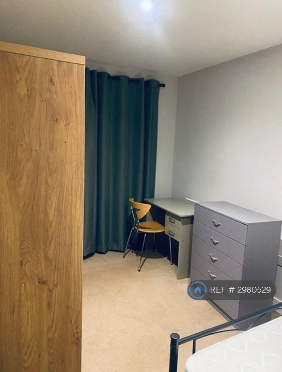 Room Highfield Close in Greater London