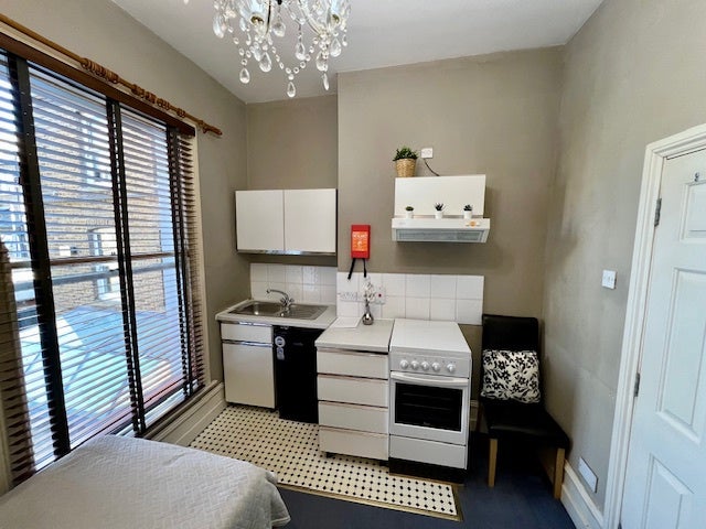 Flat Sulgrave Road in Greater London