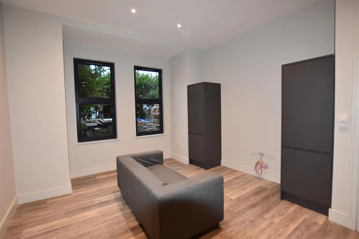 Flat Park Royal Road in Greater London