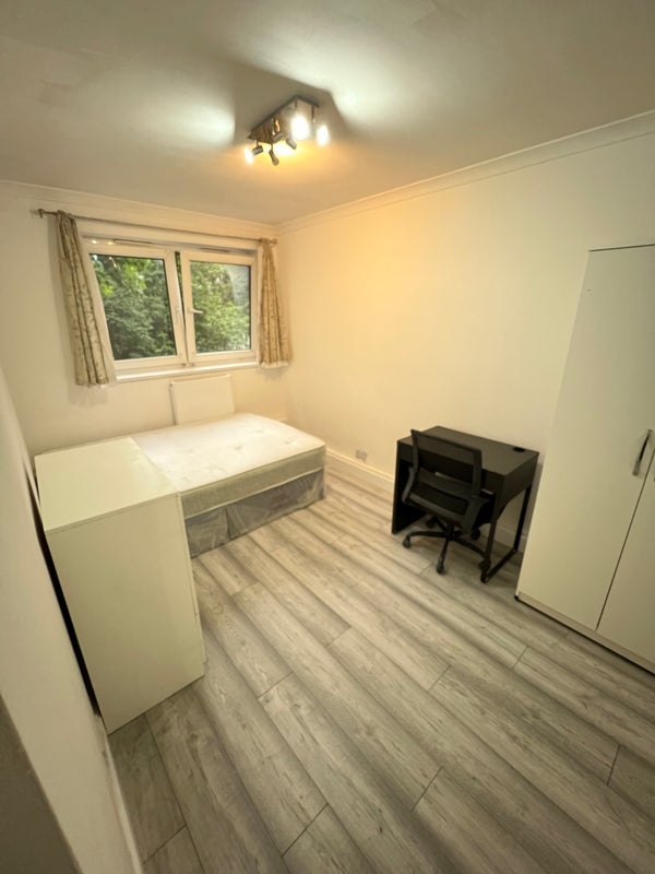 Room Cephas Street in Greater London