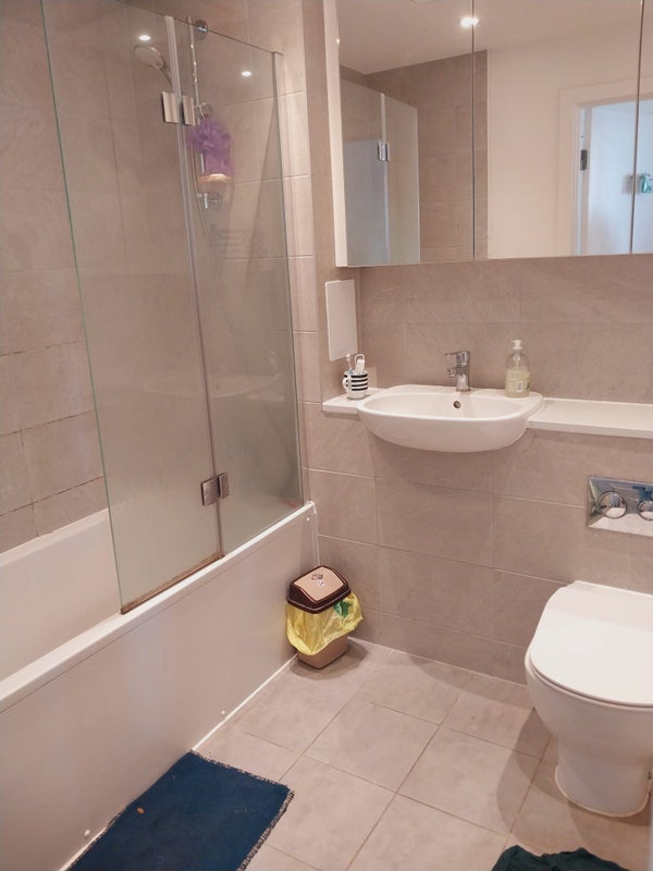 Room Pier Road in Greater London