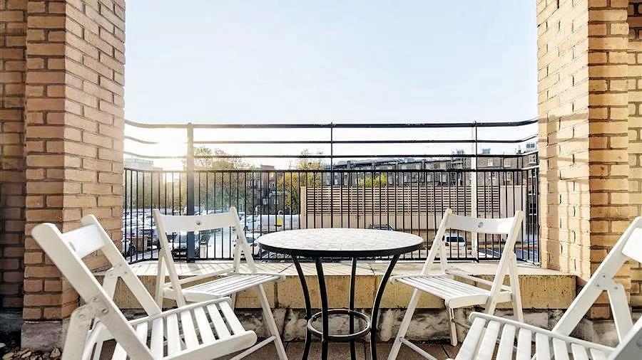 Flat Point W Access Road in Greater London