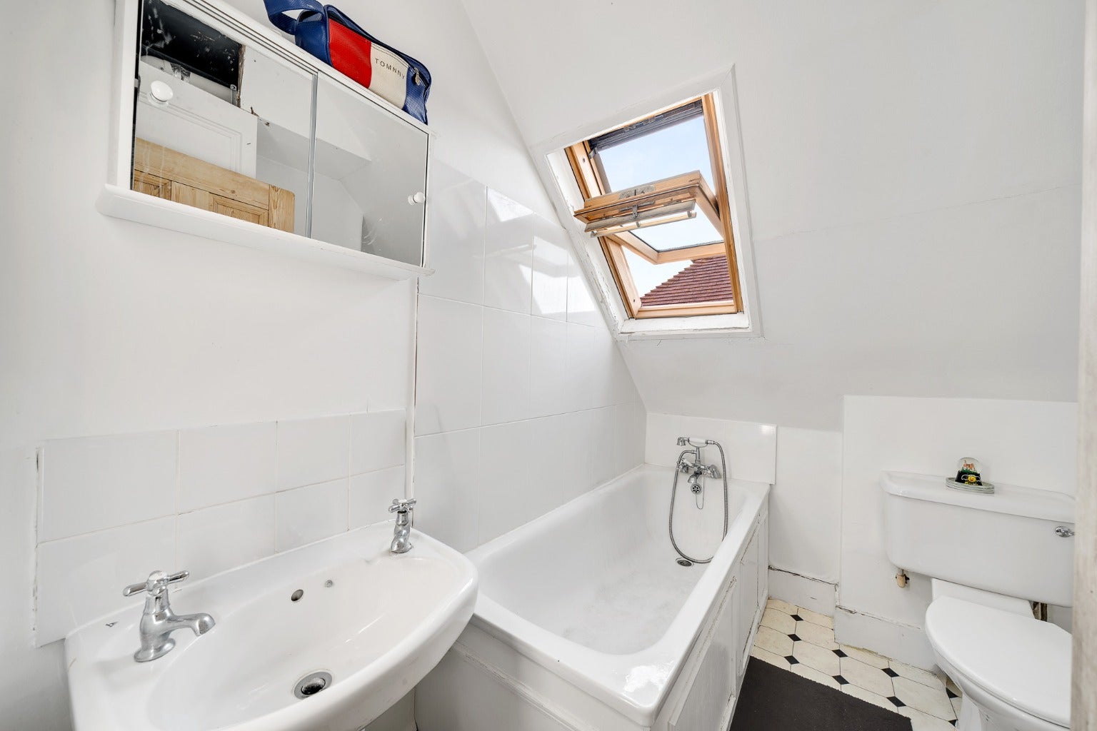 Flat Becmead Avenue in Greater London