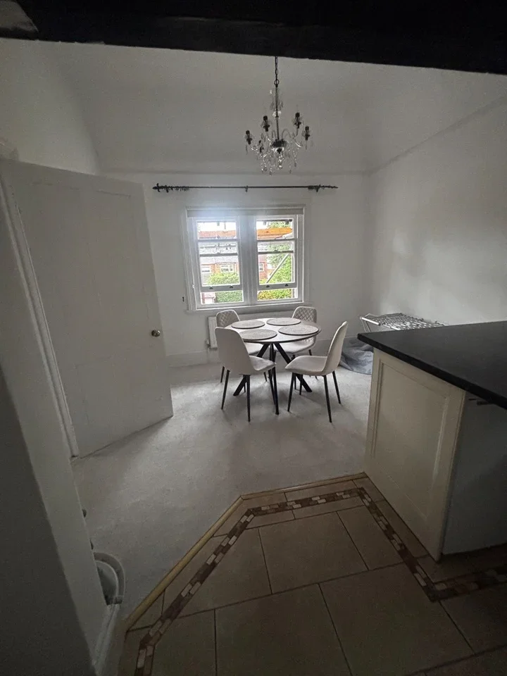 Flat Egerton Road in Elmbridge