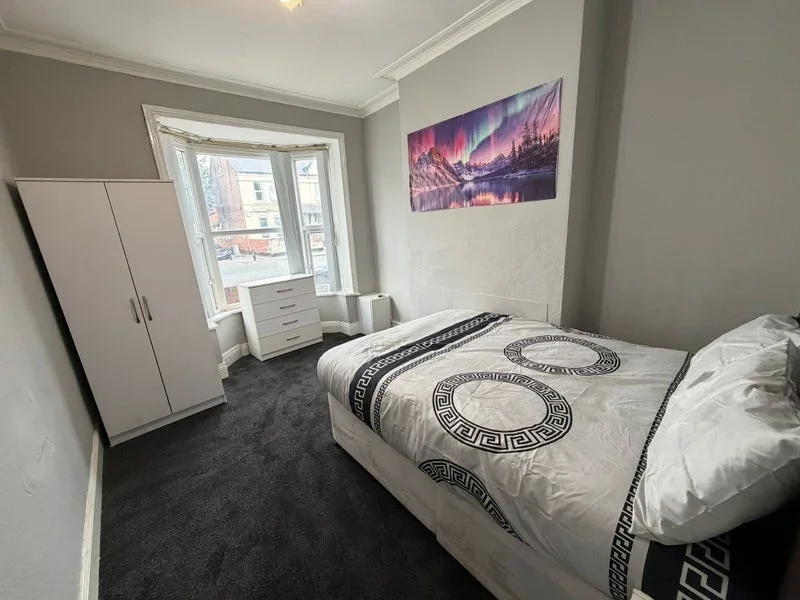 Room Asket Avenue in Leeds