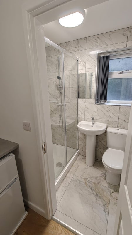 Room Asket Avenue in Leeds