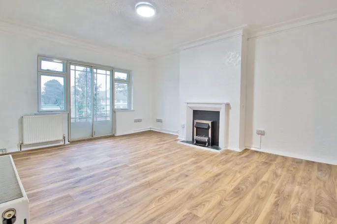 Flat Elm Park Court in Greater London