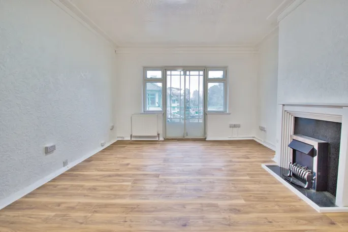 Flat Elm Park Court in Greater London